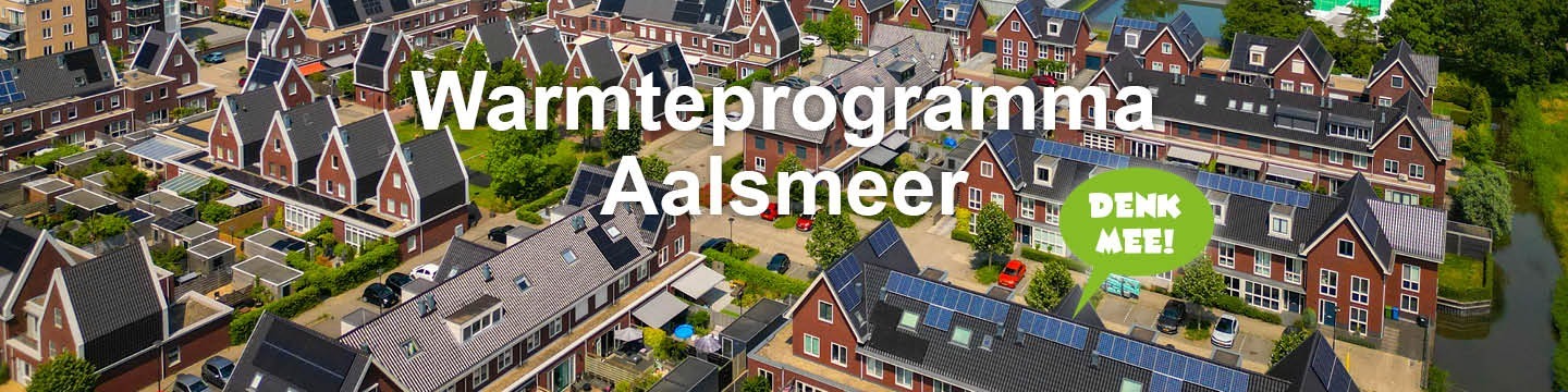 Warmteprogramma Aalsmeer - denkt u mee? Deze tekst staat op een achtergrond van huisjes waarvan sommigen zonnepanelen op het dak hebben