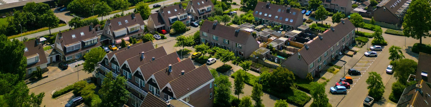 Aalsmeer vanuit de lucht gezien. Op de achtergrond kassen.