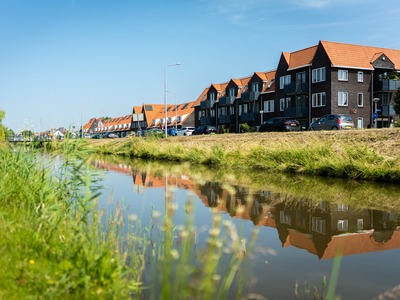Kruispunt Machineweg in Nieuw Oosteinde gezien vanaf het water